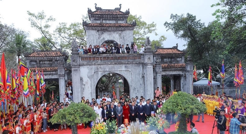 Toàn cảnh dâng hương ở lễ hội.