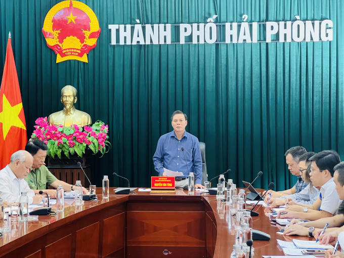 Chủ tịch UBND TP Hải Phòng phát biểu chỉ đạo tại cuộc họp.