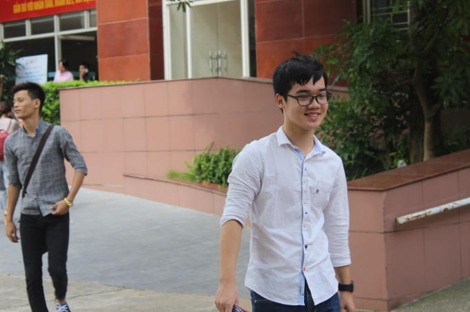 Phỏng vấn xong Năng khiếu báo chí, các thí sinh tươi cười bước ra khỏi phòng thi. (Ảnh: Thảo Nguyên).