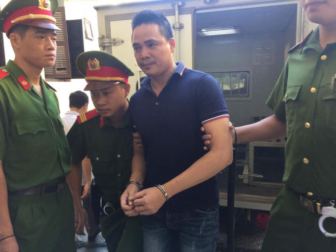 Khoảng 7h40, bị cáo Phương được cảnh sát đưa đến phiên toà.