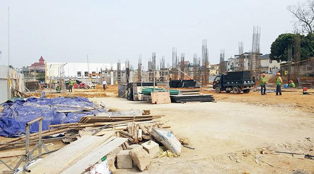 Hiện dự án đang xây dựng hạ tầng nhưng trên thị trường lâu nay các sàn bất động sản rầm rộ chào bán các sản phẩm nhà liền kề.