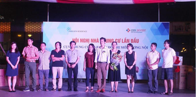 Đại diện UBND phường Dương Nội lên tặng hoa cho Ban quản trị