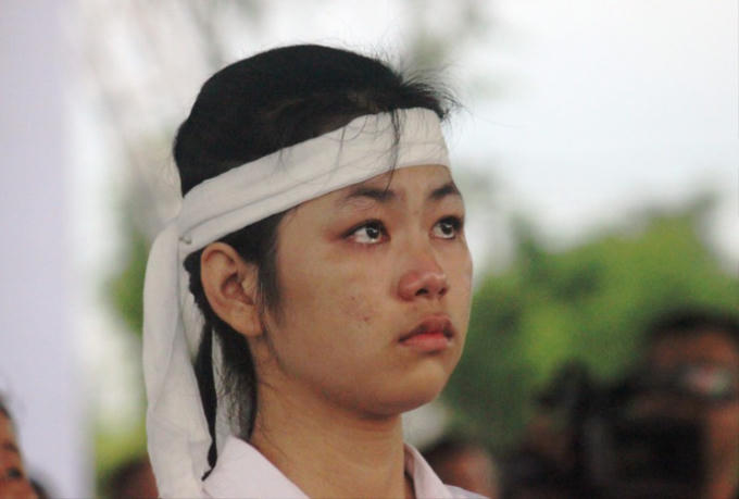 Một b&eacute; g&aacute;i, người th&acirc;n của Chủ tịch nước Trần Đại Quang ngấn lệ tại qu&ecirc; nh&agrave;.