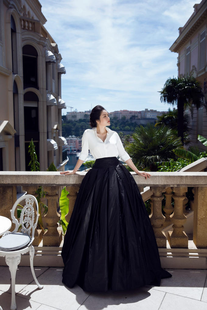 Xuống phố với phong cách sang trọng quý phái như Lý Nhã Kỳ