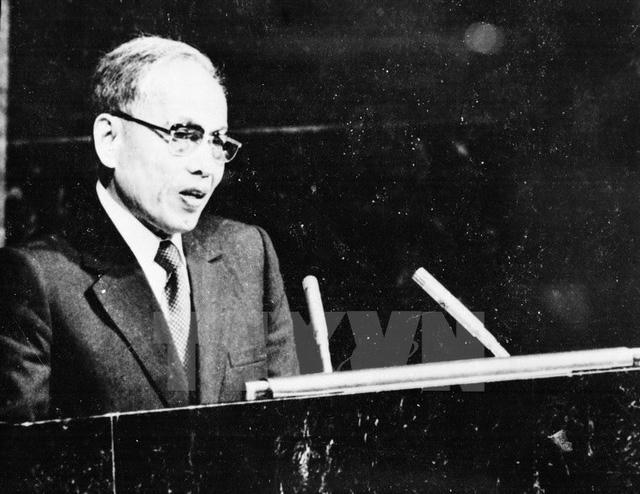 Bộ trưởng Ngoại giao Nguyễn Duy Trinh phát biểu tại Kỳ họp thứ 32 Đại hội đồng Liên hợp quốc tại New York (Mỹ) ngày 20/9/1977. Kỳ họp đã thông qua Nghị quyết công nhận Việt Nam là thành viên của Liên hợp quốc. (Ảnh: Tư liệu TTXVN)