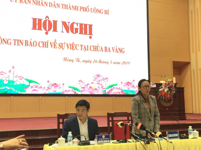 Phát biểu tại Hội nghị, đại diện Sở Thông tin và Truyền thông tỉnh Quảng Ninh (người đứng) bà Lê Ngọc Hân nhấn mạnh việc khi đưa tin phải chính xác vì đây là buổi thông tin báo chí.