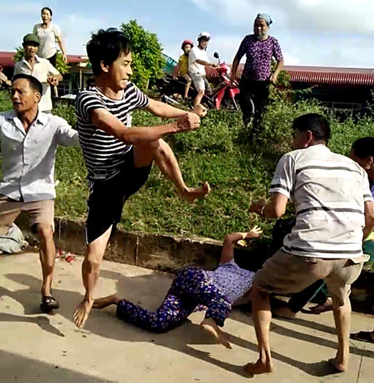 Thanh H&oacute;a: Vợ chồng gi&agrave; bị h&agrave;ng x&oacute;m ch&eacute;m gục v&igrave; tranh chấp c&acirc;y hoa sữa