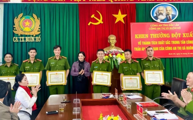 Đắk Lắk: Thường trực Thị ủy Buôn Hồ khen thưởng đột xuất cho Công an thị xã về thành tích đấu tranh với tội phạm