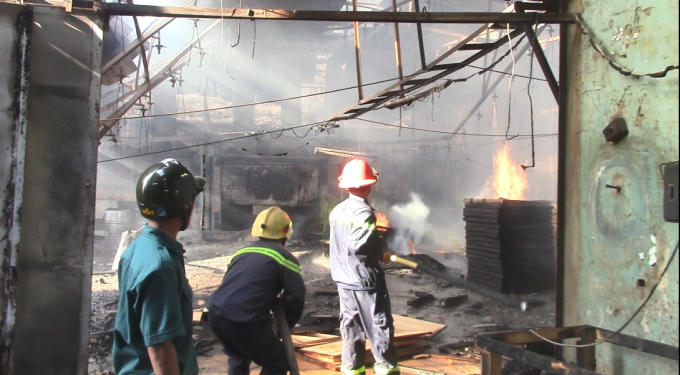 Lực lượng chức năng nỗ lực dập lửa, khống chế đám cháy (Ảnh: Hà Bắc)