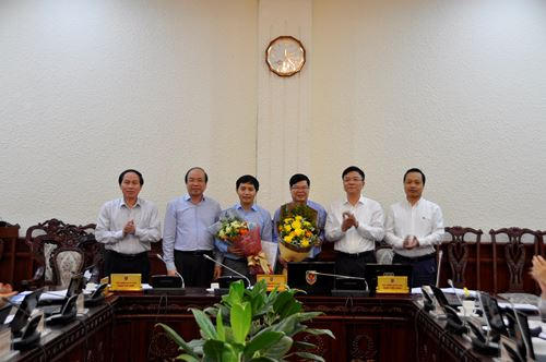 Bộ trưởng Lê Thành Long và các Thứ trưởng chúc mừng các đồng chí mới được bổ nhiệm và giao nhiệm vụ mới.