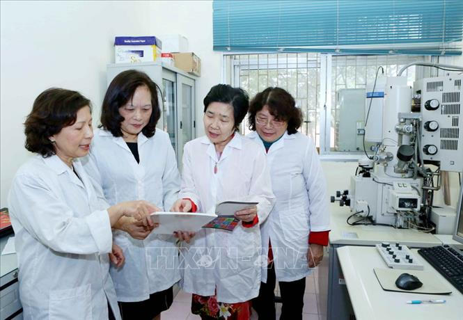 Tập thể các nhà khoa học nữ của Viện Hàn lâm Khoa học và Công nghệ Việt Nam, gồm các Phó Giáo sư, Tiến sỹ: Trần Kim Anh, Vũ Thị Bích, Phạm Thị Thu Nga, Trần Hồng Nhung và Nguyễn Phương Tùng nhận Giải thưởng Kovalevskaia năm 2016 với “Cụm công trình nghiên cơ bản định hướng ứng dụng về khoa học và công nghệ nano”. Ảnh: Phương Hoa/TTXVN