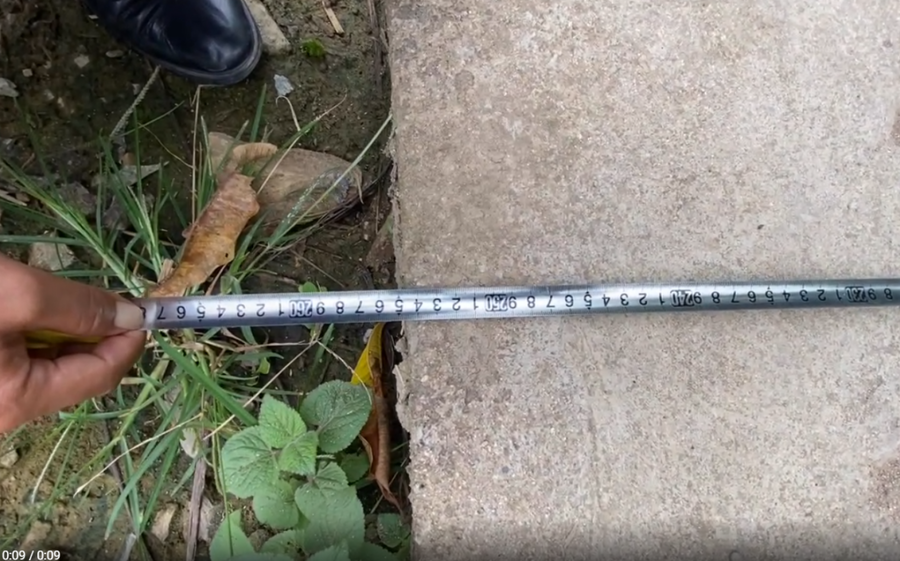 Một số vị trí bề rộng mặt đường không đúng với kích thước như bản vẽ thi công đã được phê duyệt.
Một số vị trí trên tuyến chưa được đổ bê tông vẫn là đường đất.
Một số vị trí trên tuyến chưa được đổ bê tông vẫn là đường đất.