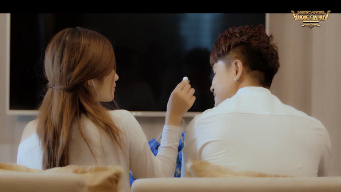 Trong MV, Lương Gia Huy vào vai một vị giám đốc bận rộn quanh năm suốt tháng. Mệt mỏi với công việc bề bộn, Lương Gia Huy liên hệ với dịch vụ việc làm và có cuộc hội ngộ với thiếu nữ giúp việc do Trương Linh Đan thủ vai.