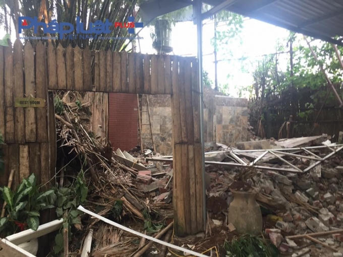 Một số hạng mục tại nhà hàng Tre Place đang được tự tháo dỡ.