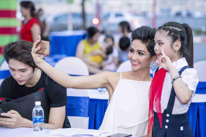 Hoa hậu H'hen Niê khoe vóc dáng ngày càng quyến rũ sau khi tăng cân