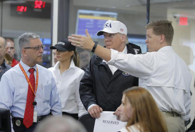 Sau Corpus Christi, Tổng thống Trump tới Austin, thủ phủ bang Texas và tới thăm một trung tâm cứu trợ khẩn cấp tại đây. Nhà lãnh đạo Mỹ khẳng định sẽ làm việc với Quốc hội để đảm bảo việc cung cấp tài chính hỗ trợ bang Texas khắc phục hậu quả bão lũ. Trong ảnh: Ông Trump làm việc tại văn phòng của Trung tâm cứu trợ khẩn cấp Texas. (Ảnh: Reuters)