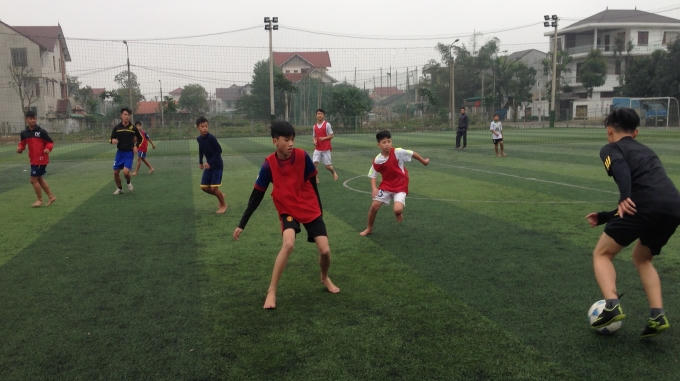 Những kỹ năng đã học tại các trung tâm huấn luyện nổi tiếng được các em trao đổi với nhau bất chấp thời tiết lạnh giá.