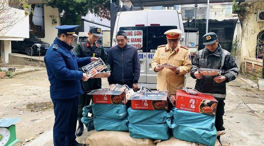 Lực lượng chức năng Phát hiện, bắt giữ vụ vận chuyển 270kg xúc xích không rõ nguồn gốc xuất xứ.