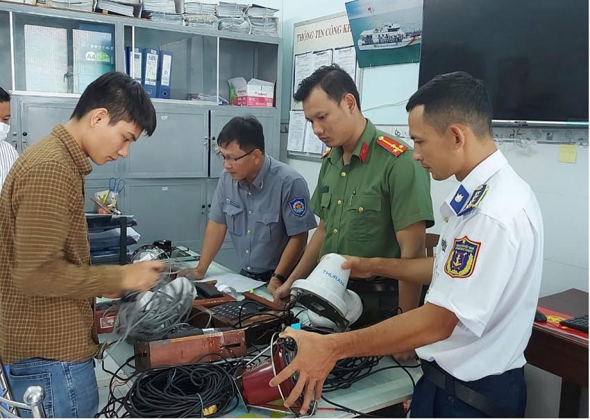Cán bộ Phòng An ninh kinh tế Công an tỉnh Kiên Giang phối hợp các cơ quan chức năng kiểm tra VMS tàu cá vi phạm