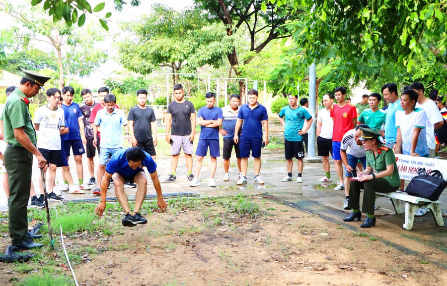 Cán bộ, chiến sĩ Công an tỉnh Bạc Liêu thực hiện nội dung bật xa.