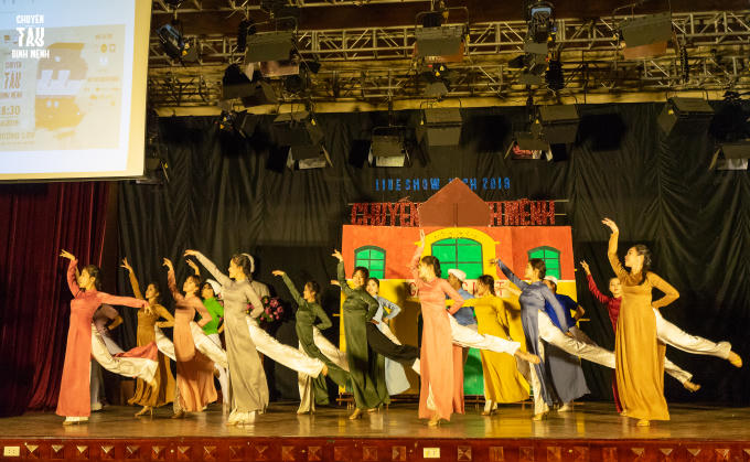 Liveshow Kịch 2019 còn có sự đóng góp của ca khúc “Hà nội những công trình” được thể hiện bởi tốp ca nam nữ đến từ Đội hát và Đội vũ đạo Đội Văn nghệ Xung kích trực thuộc Học viện Báo chí và Tuyên truyền.