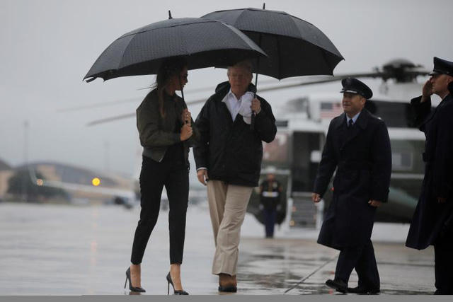 Tổng thống Donald Trump cùng phu nhân Melania Trump và một số thành viên trong nội các của ông, gồm Bộ trưởng Phát triển Nhà và Đô thị Ben Carson, Quyền Bộ trưởng An ninh Nội địa Elaine Duke đã tới thành phố Corpus Christie, bang Texas ngày 29/8. Trong ảnh: Tổng thống Trump và phu nhân trên đường tới Texas. (Ảnh: Reuters)