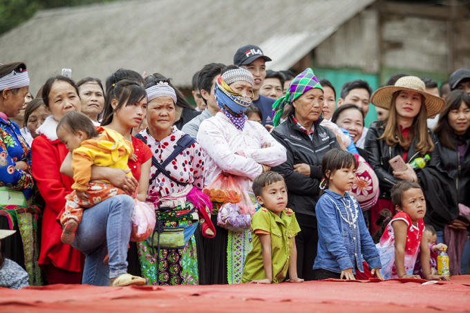 Lễ hội thu hút nhiều khán giả đồng bào thiểu số ở đủ mọi lứa tuổi.