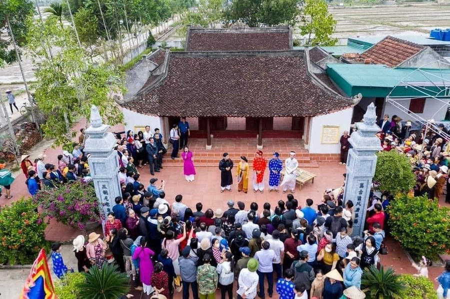 Thu hút đông đảo du khách thập phương.