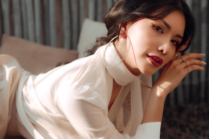 Sau khi xuất hiện trên thảm đỏ đêm diễn thứ 2 trong khuôn khổ tuần lễ thời trang Việt Nam, Loan Vương lập tức lên đường sang Singapore dự Triển lãm du thuyền Singapore (Singapore Yacht Show).