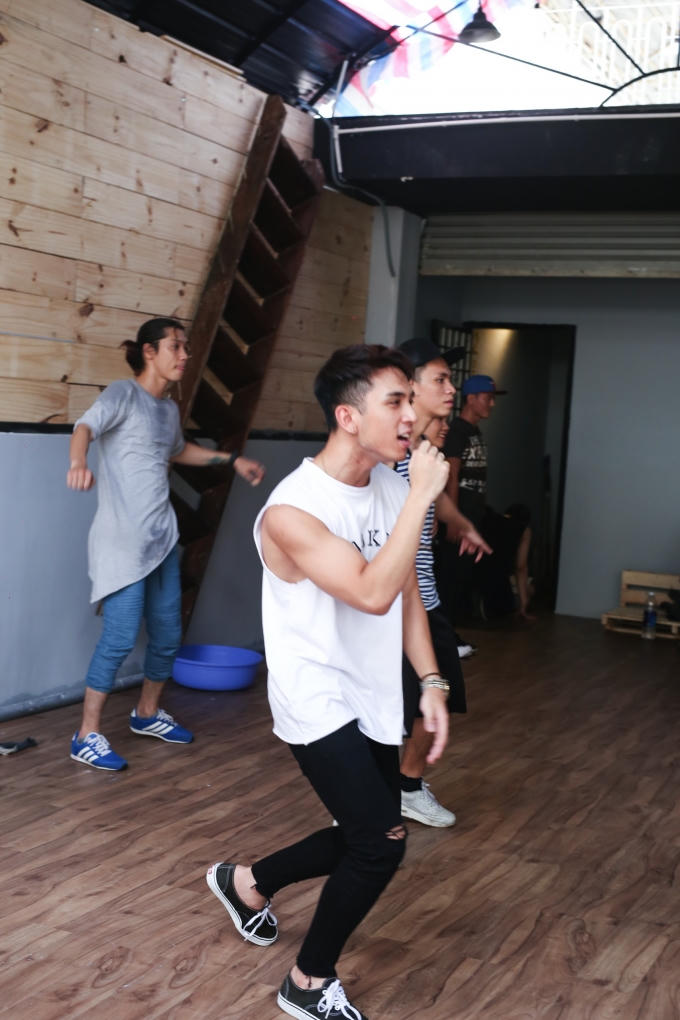 Tùng Dương tích cực luyện tập vũ đạo.