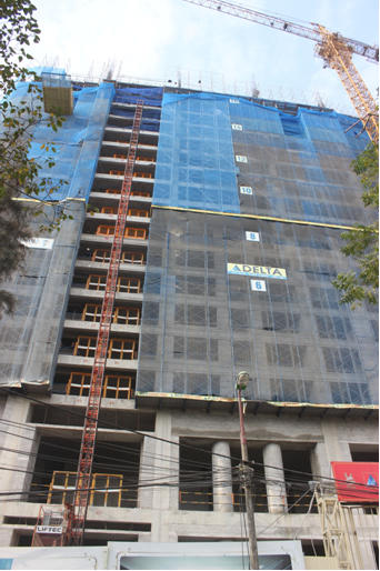 Nh&agrave; thầu Delta đang thi c&ocirc;ng tầng 18