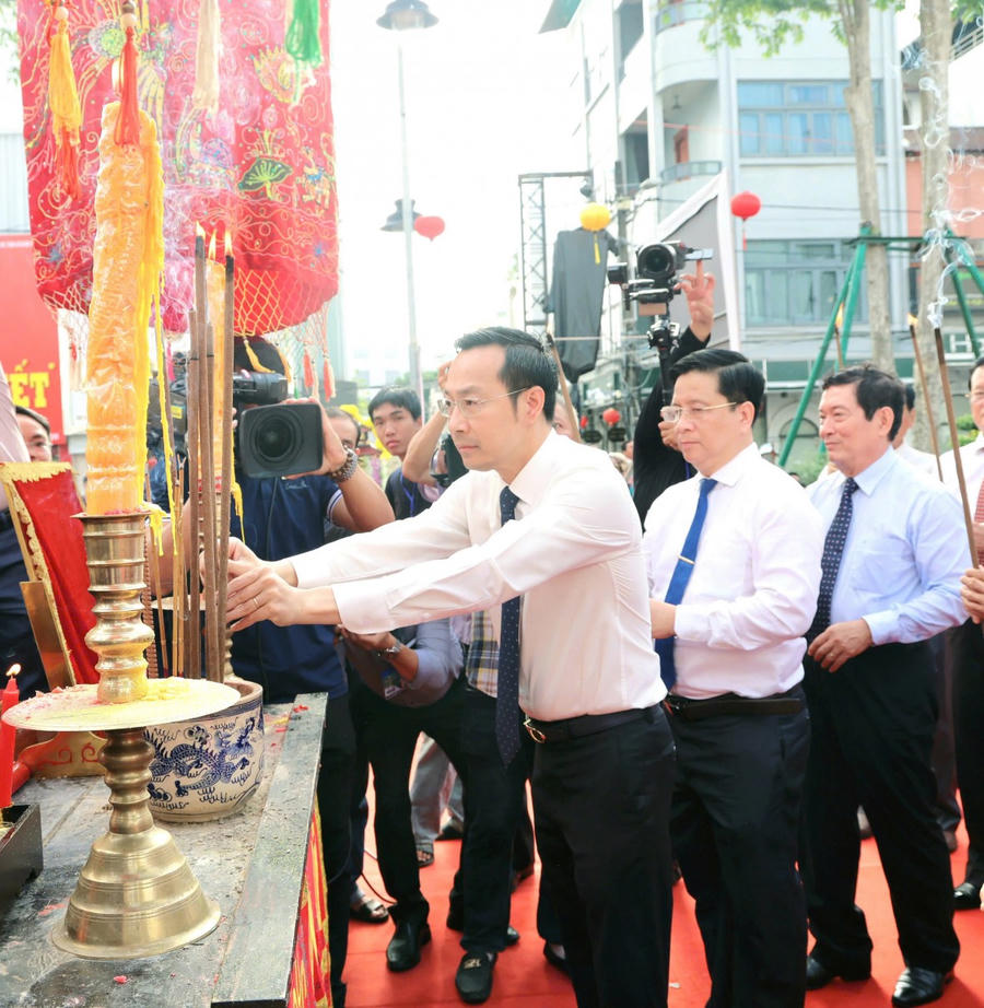 Ông Nguyễn Thanh Nhàn, Phó Bí thư Thường trực Tỉnh ủy, Chủ tịch HĐND tỉnh An Giang dâng hương tưởng nhớ Anh hùng dân tộc Nguyễn Trung Trực nhân kỷ niệm 157 năm ngày ông hy sinh