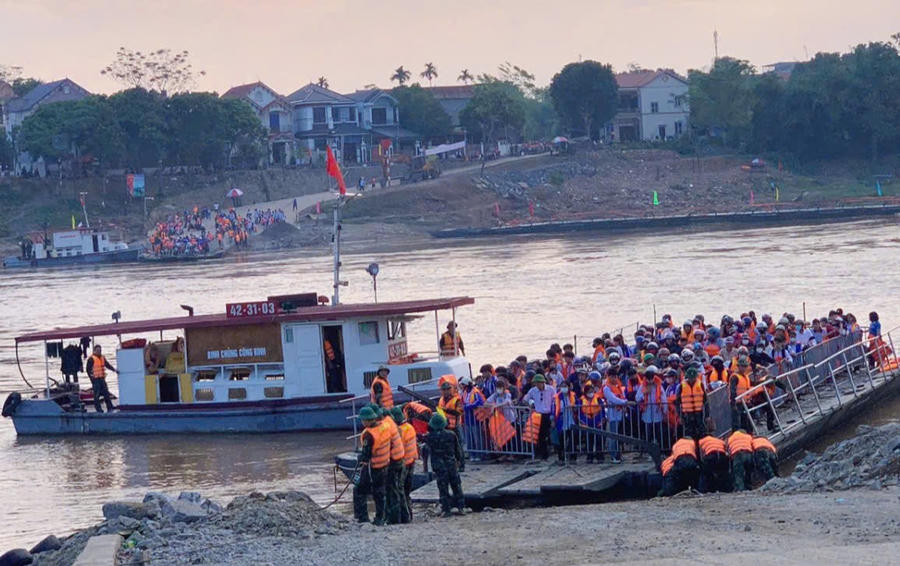 Sĩ tử Lâm Thao phải đi phà tới trường THPT Tam Nông (Phú Thọ).