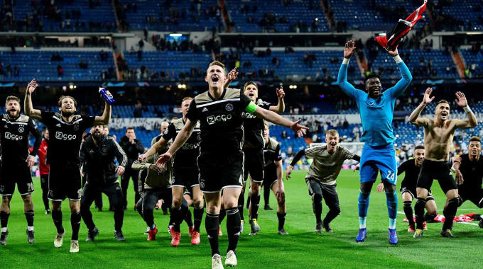 Ajax hiên ngang tiến vào bán kết với màn trình diễn ấn tượng.