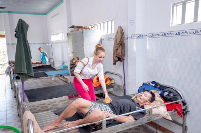 Người đẹp đã tới từng giường để trao tặng bánh, sữa tươi và tiền riêng cho mỗi cụ già neo đơn.