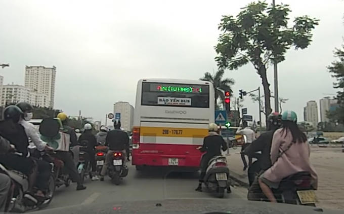 Chiếc xe buýt chạy ẩu được người dân phản ánh (Ảnh cắt từ clip).