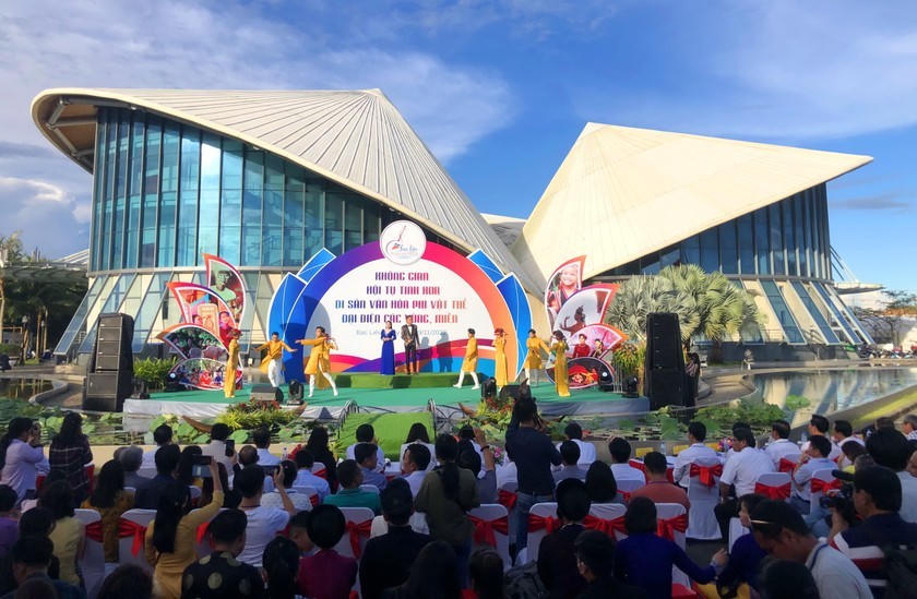 Cùng với biểu tượng Cây đàn kìm, Nhà hát Cao Văn Lầu với biểu tượng 3 chiếc nón lá cũng là một địa điểm du lịch văn hoá lý tưởng nhất định du khách phải tham quan, chụp ảnh lưu niệm.