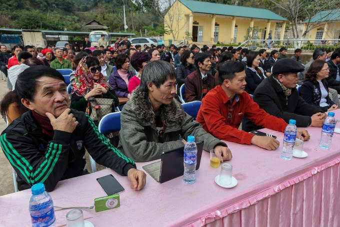 Các đại diện của nhóm Hoài niệm Liên Xô và đại diện các hộ nghèo Chiềng Hắc tại buổi trao quà. (Ảnh: Phạm Thanh Hà)