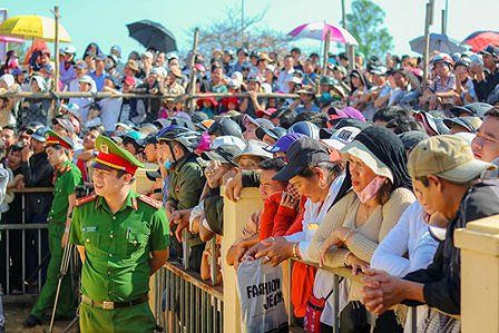 Rất đông người dân, du khách “đội” nắng theo dõi đô vật thi đấu. 