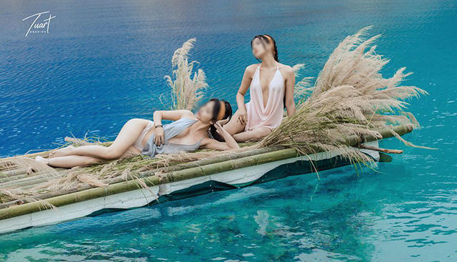 Hình ảnh hai "tiên nữ" ở "Tuyệt tình cốc" có thể làm dấy lên phong trào quay phim, chụp ảnh tại đây, rất nguy hiểm. (Trong ảnh, 2 cô gái nằm trên bè tự chế thả trôi giữa lòng hồ sâu tới 40 mét)