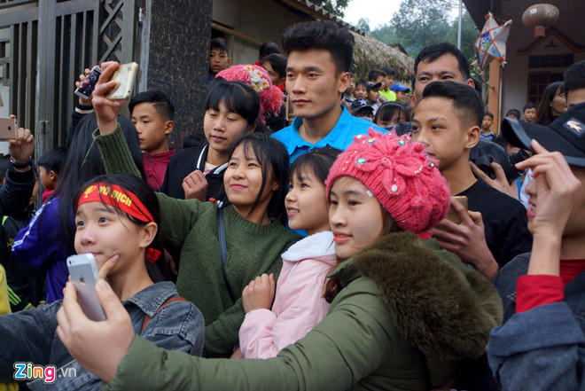 Anh em thủ thành Bùi Tiến Dũng đã trở về quê nhà trong vòng tay đón tiếp của người dân quê hương.