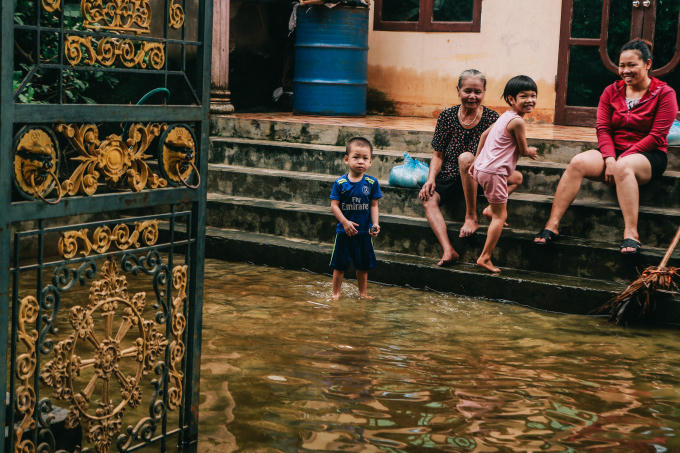 Sân nhà giờ đây biến thành "bể bơi".