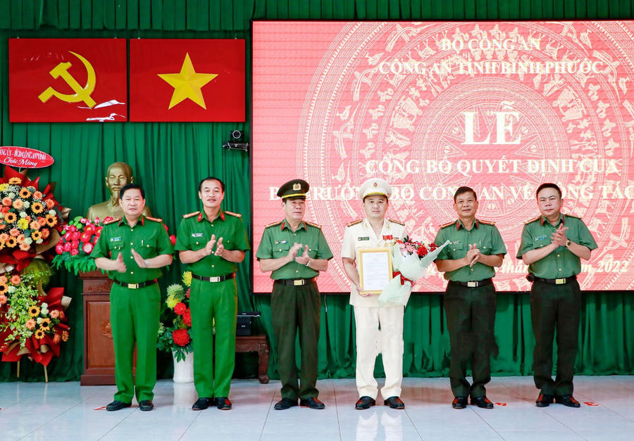 Ban Giám đốc Công an tỉnh Bình Phước tặng hoa chúc mừng Thượng tá Nguyễn Chí Toàn.
