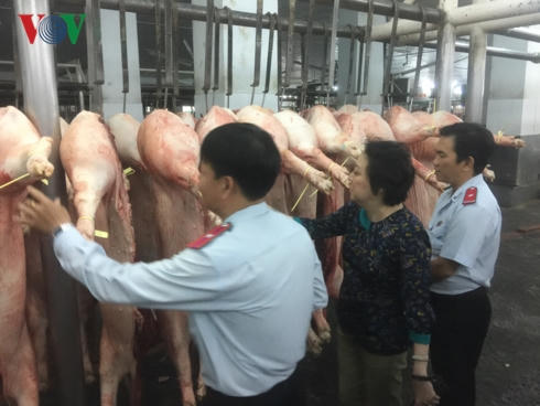 Đoàn Kiểm tra Ban Quản lý ATTP TPHCM kiểm tra truy xuất nguồn gốc thịt heo tại chợ đầu mối Hóc Môn.