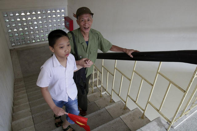 Ông Đặng Văn Vấn phấn khởi đưa cháu nội là bé Đặng Minh Hải 8 tuổi đến trường dự lễ khai giảng. Trường được thành lập vào năm 1977, khi ấy trường mang tên "Trường dạy trẻ câm điếc Hà Nội".