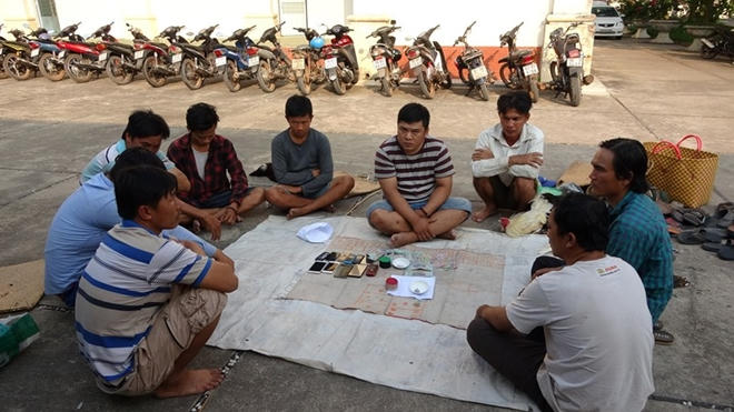 Các đối tượng bị bắt giữ cùng tang vật.