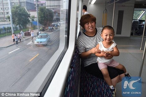 Theo Bai Zhiming, kỹ sư phụ trách dự án TEB-1 cho biết: "Với khả năng chuyên chở 1200 hành khách/lượt và các chức năng tương tự tàu điện ngầm nhưng chi phí xây dựng lại thấp hơn 1/5. Trong tương lai, TEB-1 sẽ là sự lựa chọn hàng đầu để giảm tắc nghẽn giao thông cũng như ô nhiễm môi trường ở các thành phố lớn". (Ảnh: New China)