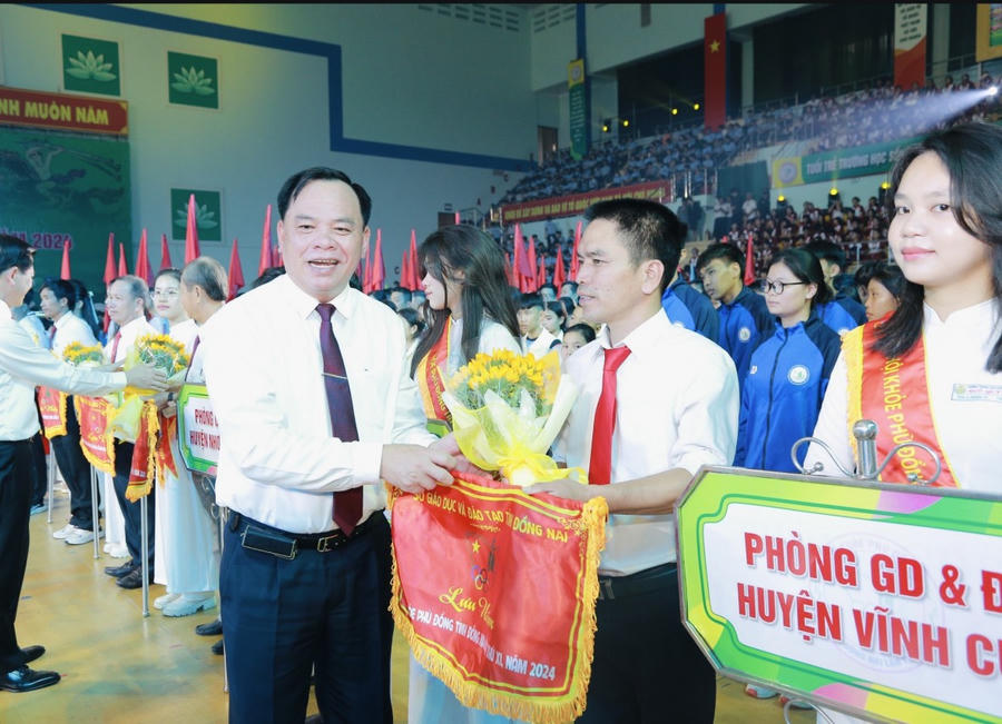 Quyền Chủ tịch UBND tỉnh Đồng Nai Võ Tấn Đức trao cờ lưu niệm cho các đơn vị tham dự Hội khoẻ.