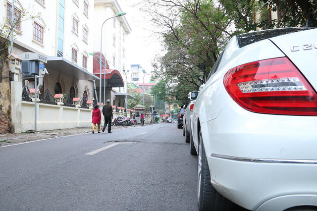 Một đoạn phố Nguyễn Gia Thiều các phương tiện ô tô đỗ xe đúng quy định, vỉa hè và lòng đường thống thoáng hơn hẳn.