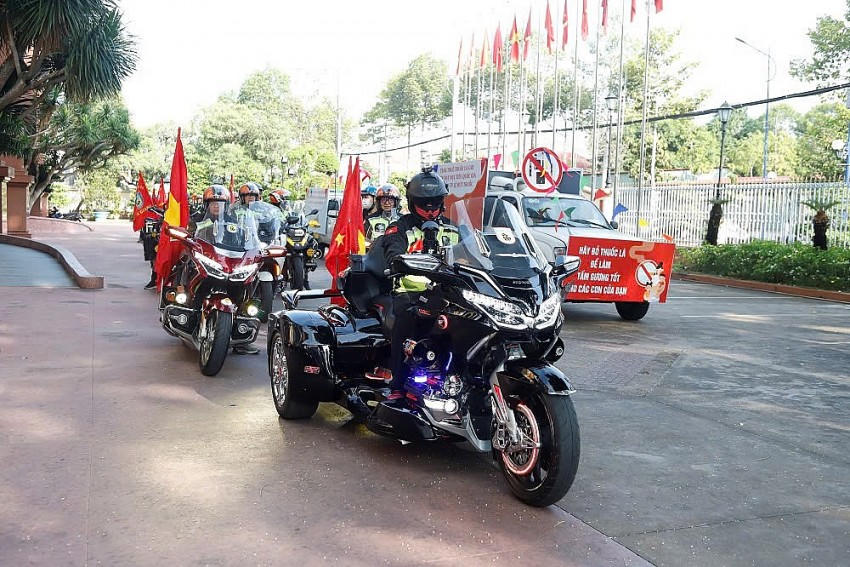 200 đoàn viên, thanh niên cùng Đội mô tô, xe cổ động diễu hành trên các tuyến đường. Ảnh: Xuân Uyên